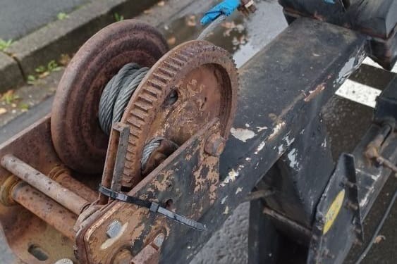 Der marode Anhänger: Die Polizei zog ihn auf der A2 aus dem Verkehr.