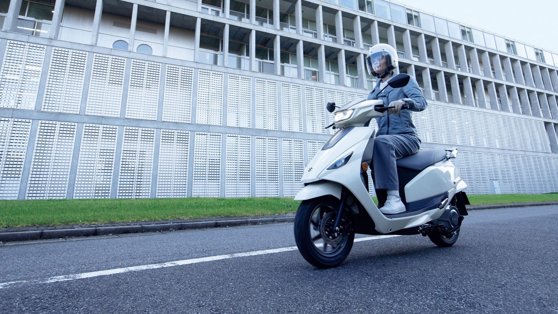 Address: Suzuki bringt einen E-Roller nach Europa. Address: Suzuki bringt einen E-Roller nach Europa.