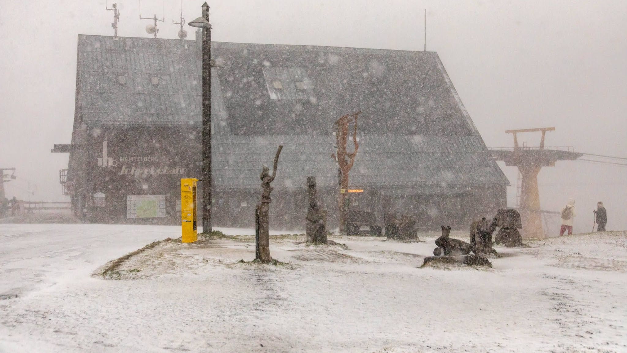 Ein Wintereinbruch löst Verkehrsbehinderungen in Oberwiesenthal aus (Archivbild): Laut Wetterprognose ist Schneefall in mehreren Regionen nicht ausgeschlossen.