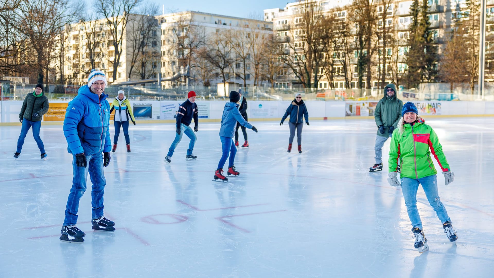 Platz dürfte genug da sein: Auf rund 1.800 Quadratmetern Eisfläche können sich Eisläufer bei Musik und Flutlicht bewegen (Archivbild). Platz dürfte genug da sein: Auf rund 1.800 Quadratmetern Eisfläche können sich Eisläufer bei Musik und Flutlicht bewegen (Archivbild).