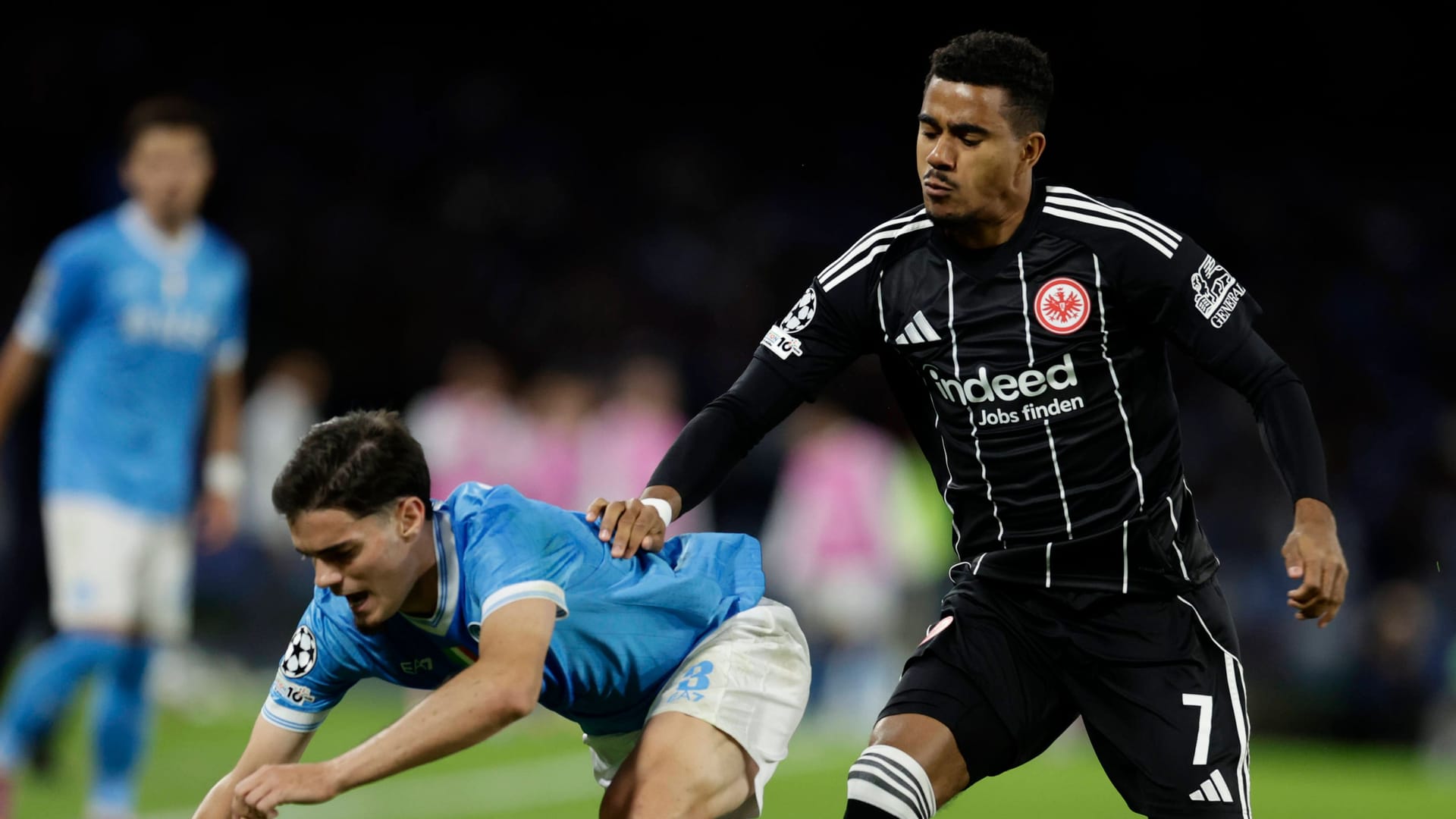 Ansgar Knauff (r.): Er machte nach seiner Einwechslung in der 65. Minute Wirbel. Ansgar Knauff (r.): Er machte nach seiner Einwechslung in der 65. Minute Wirbel.