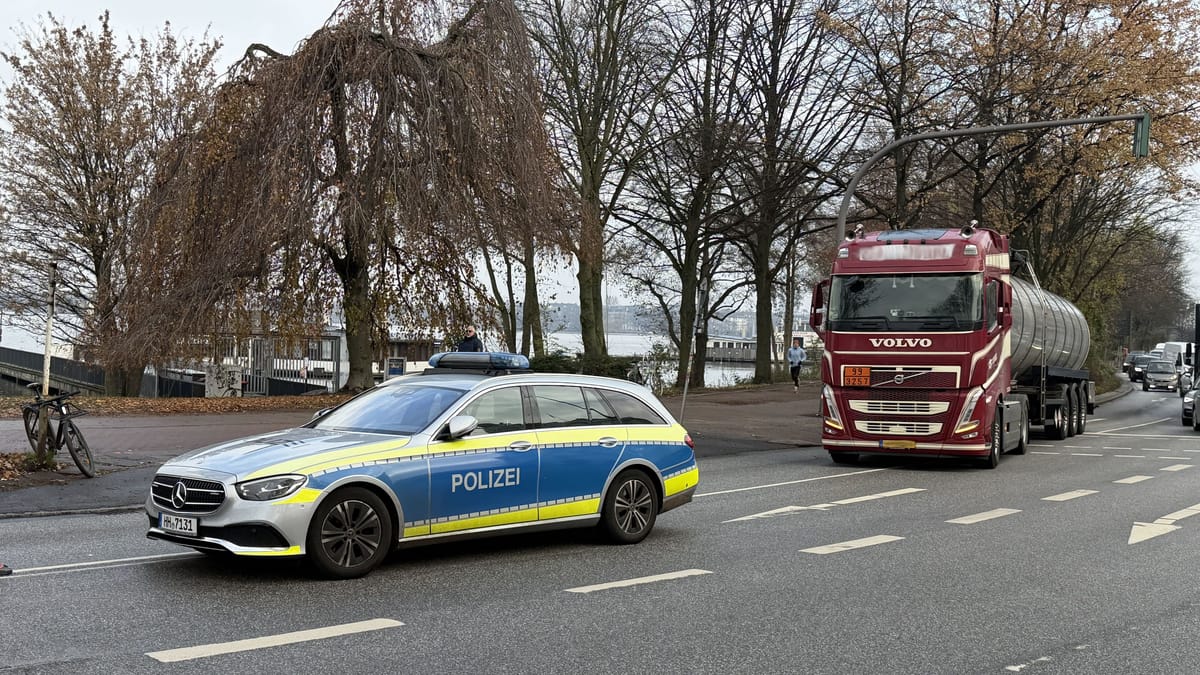 V Hamburgu in Erkrathu hude prometne nesreče s tovornjaki in kolesarji, več poškodovanih