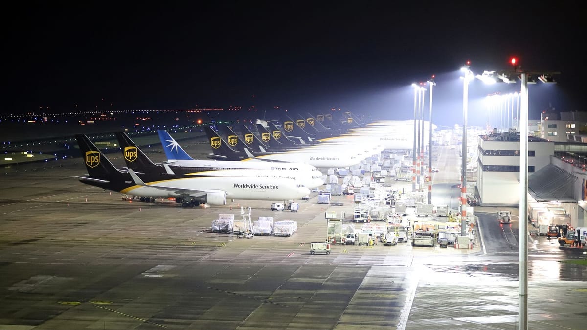 Verspätete Passagiere laufen auf Flugfeld - Strafverfahren
