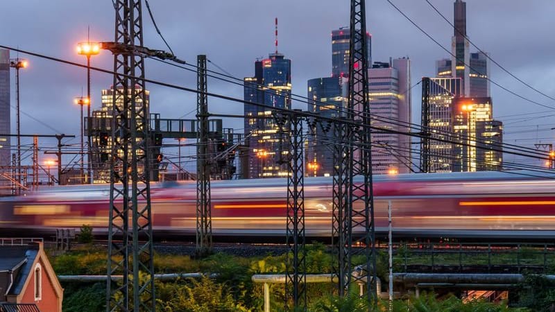 Ein Regionalzug fährt in den Frankfurter Hauptbahnhof ein (Archivbild): Nach monatelangen Zugausfällen sagt die Bahn ab 17. November wieder ein vollständigeres Angebot rund um die Main-Stadt zu. Ein Regionalzug fährt in den Frankfurter Hauptbahnhof ein (Archivbild): Nach monatelangen Zugausfällen sagt die Bahn ab 17. November wieder ein vollständigeres Angebot rund um die Main-Stadt zu.
