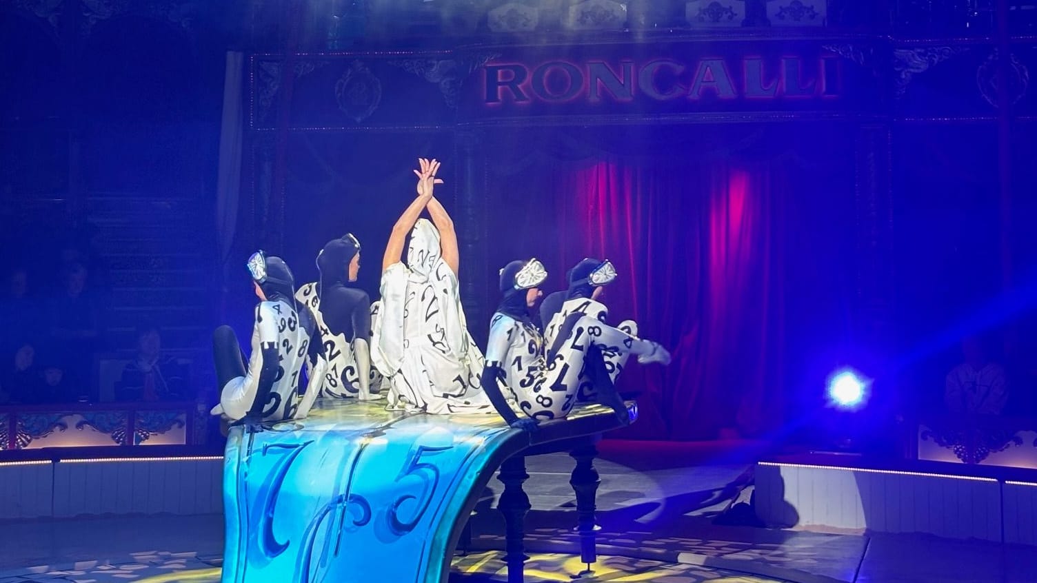 Zu "Time After Time", das von einer Liveband gespielt wird, performt Lili Paul-Roncalli auf einem Uhren-Tisch.