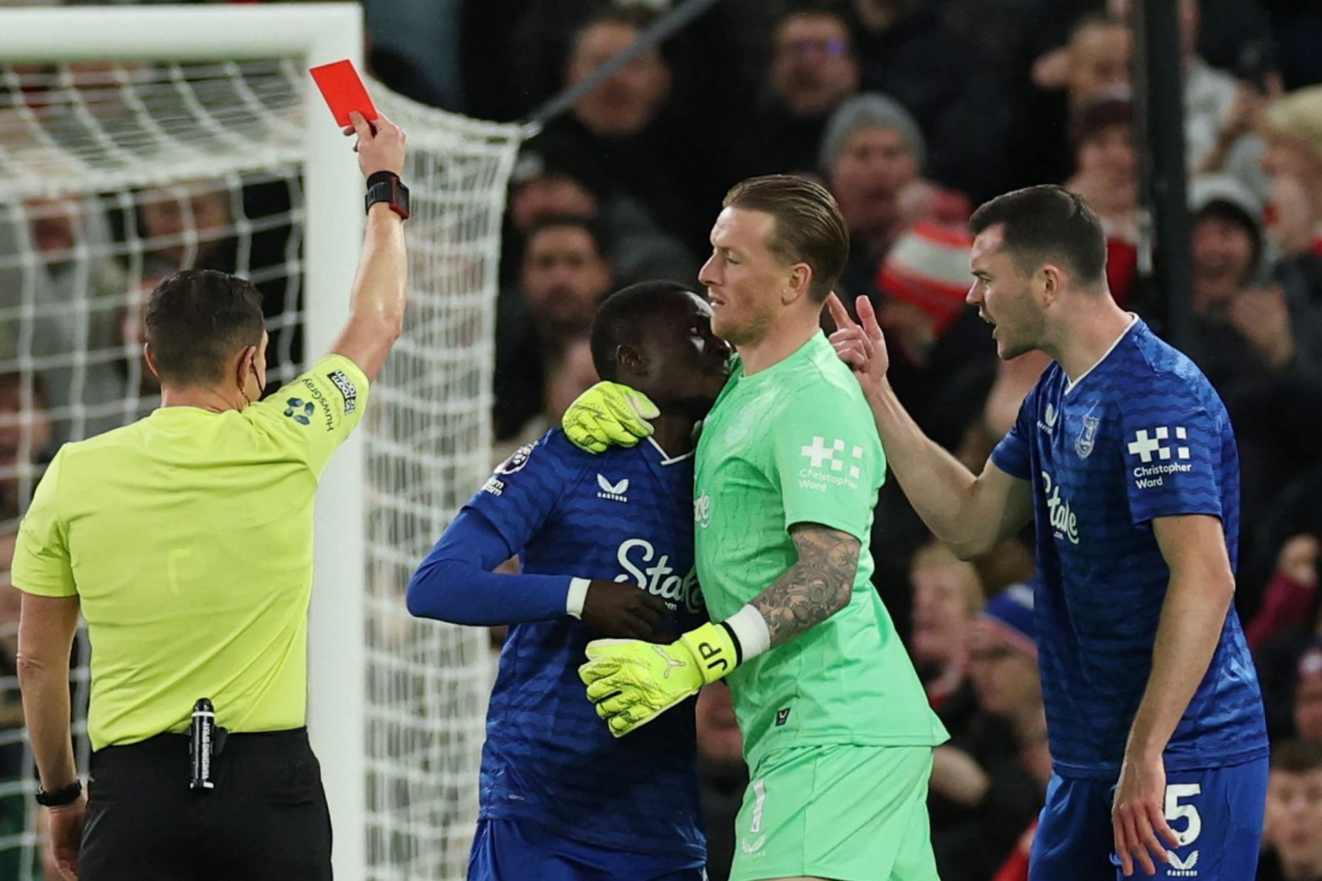 Idrissa Gueye (links) sieht die Rote Karte: Er war mit Michael Keane (rechts) aneinandergeraten.