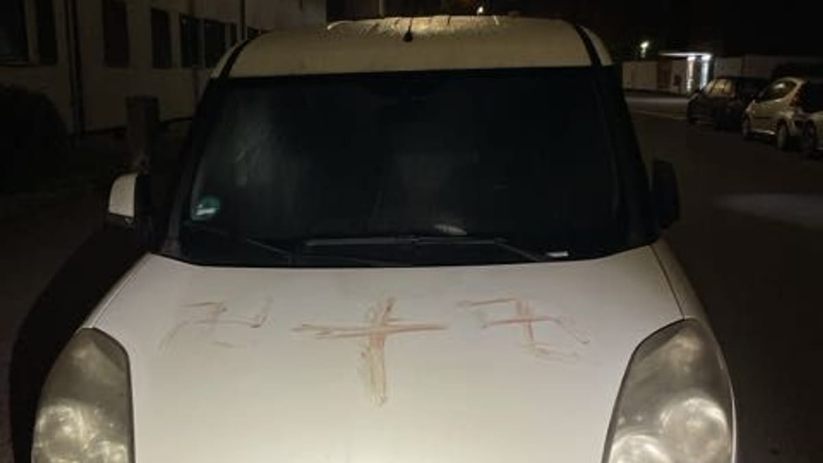Hanau bei Frankfurt: Hakenkreuze aus Blut auf Autos und Häusern entdeckt