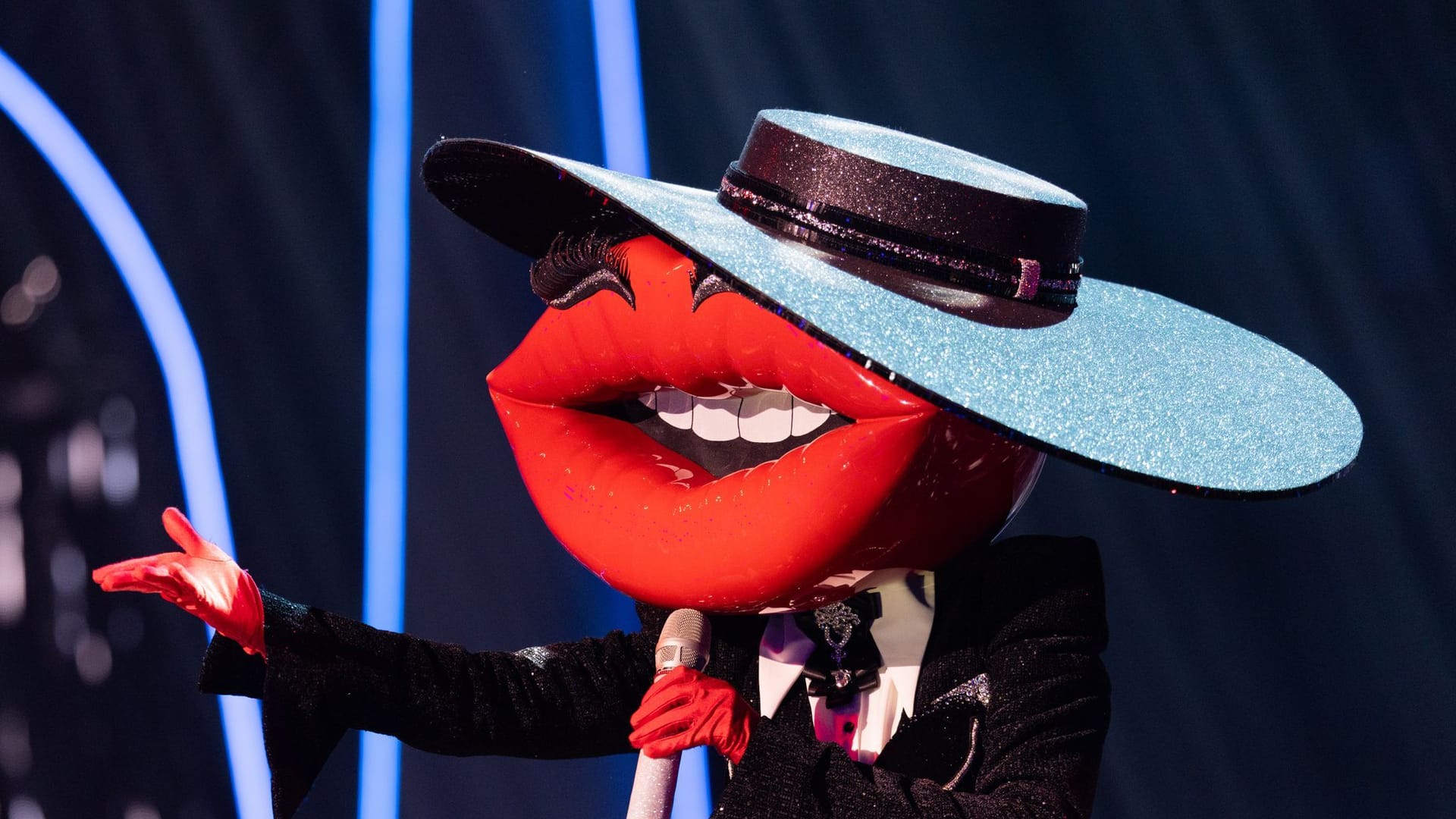 Die Figur "Kiss" steht in der ProSieben-Show "The Masked Singer" auf der Bühne. Die Figur "Kiss" steht in der ProSieben-Show "The Masked Singer" auf der Bühne.