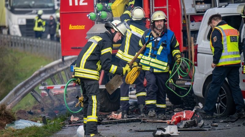 Die Unfallstelle: Feuerwehrleute zwischen Trümmerteilen auf der Bundesstraße 51 bei Welschbillig. Die Unfallstelle: Feuerwehrleute zwischen Trümmerteilen auf der Bundesstraße 51 bei Welschbillig.
