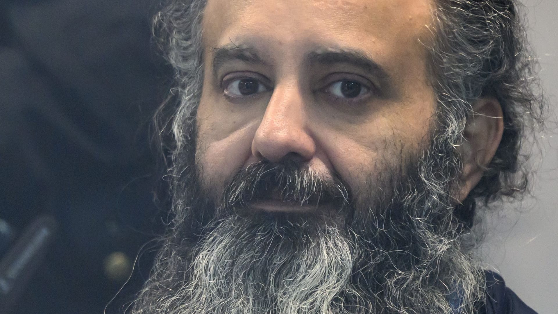 Der Angeklagte Taleb al-Abdulmohsen sitzt zu Beginn des zweiten Prozesstages in einem kugelsicheren Glaskasten im Landgericht Magdeburg: Mit kruden Botschaften löst er Erregung aus. Der Angeklagte Taleb al-Abdulmohsen sitzt zu Beginn des zweiten Prozesstages in einem kugelsicheren Glaskasten im Landgericht Magdeburg: Mit kruden Botschaften löst er Erregung aus.