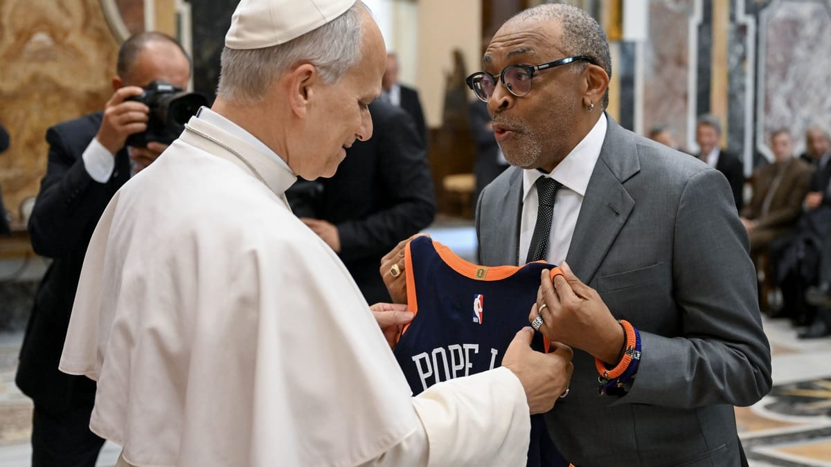Papst Leo XIV. erhält im Vatikan NBA-Trikot von Spike Lee