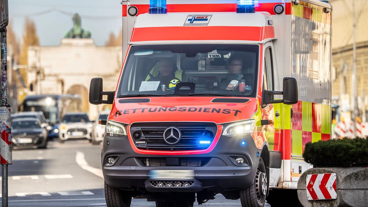 Arbeitsunfall in Bayern: Gabelstapler fällt in Halsbach auf Mann (69) – tot