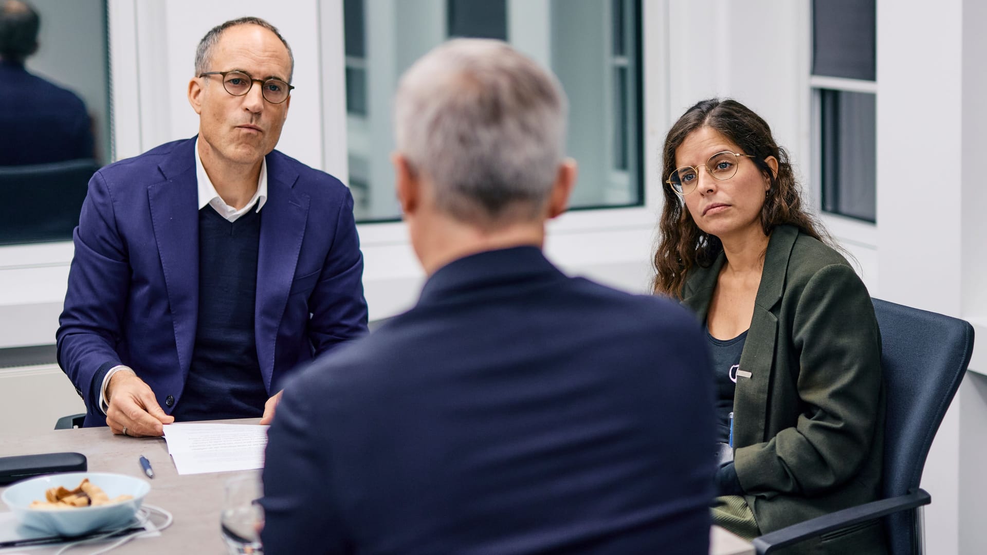 Minister Wildberger im Gespräch mit Florian Harms, Chefredakteur von t-online, und Politikreporterin Annika Leister