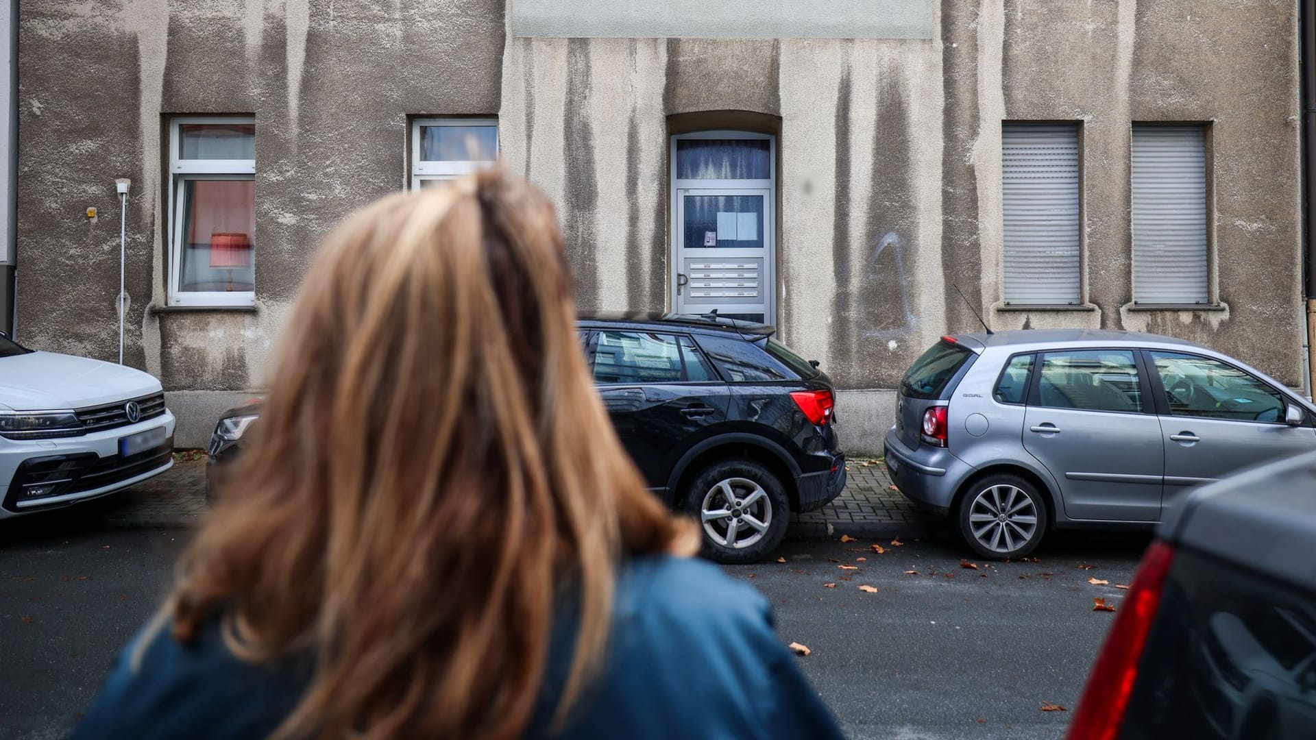 Eine Frau steht vor dem Mehrfamilienhaus in Bochum, in dem die Polizei auf das Kind schoss: Viele Fragen in dem Fall sind noch ungeklärt, das Mädchen schwebt in Lebensgefahr. Eine Frau steht vor dem Mehrfamilienhaus in Bochum, in dem die Polizei auf das Kind schoss: Viele Fragen in dem Fall sind noch ungeklärt, das Mädchen schwebt in Lebensgefahr.