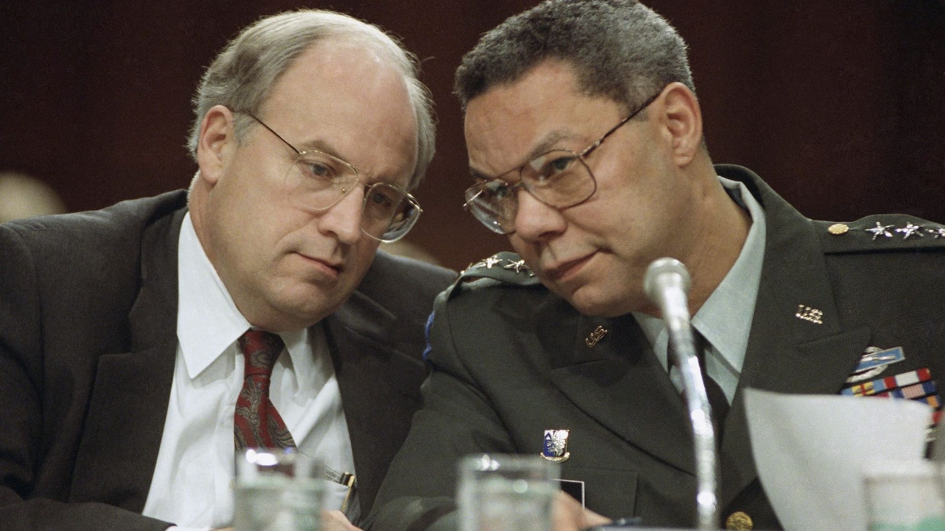 Washington im Februar 1991: Dick Cheney sitzt neben Colin Powell.