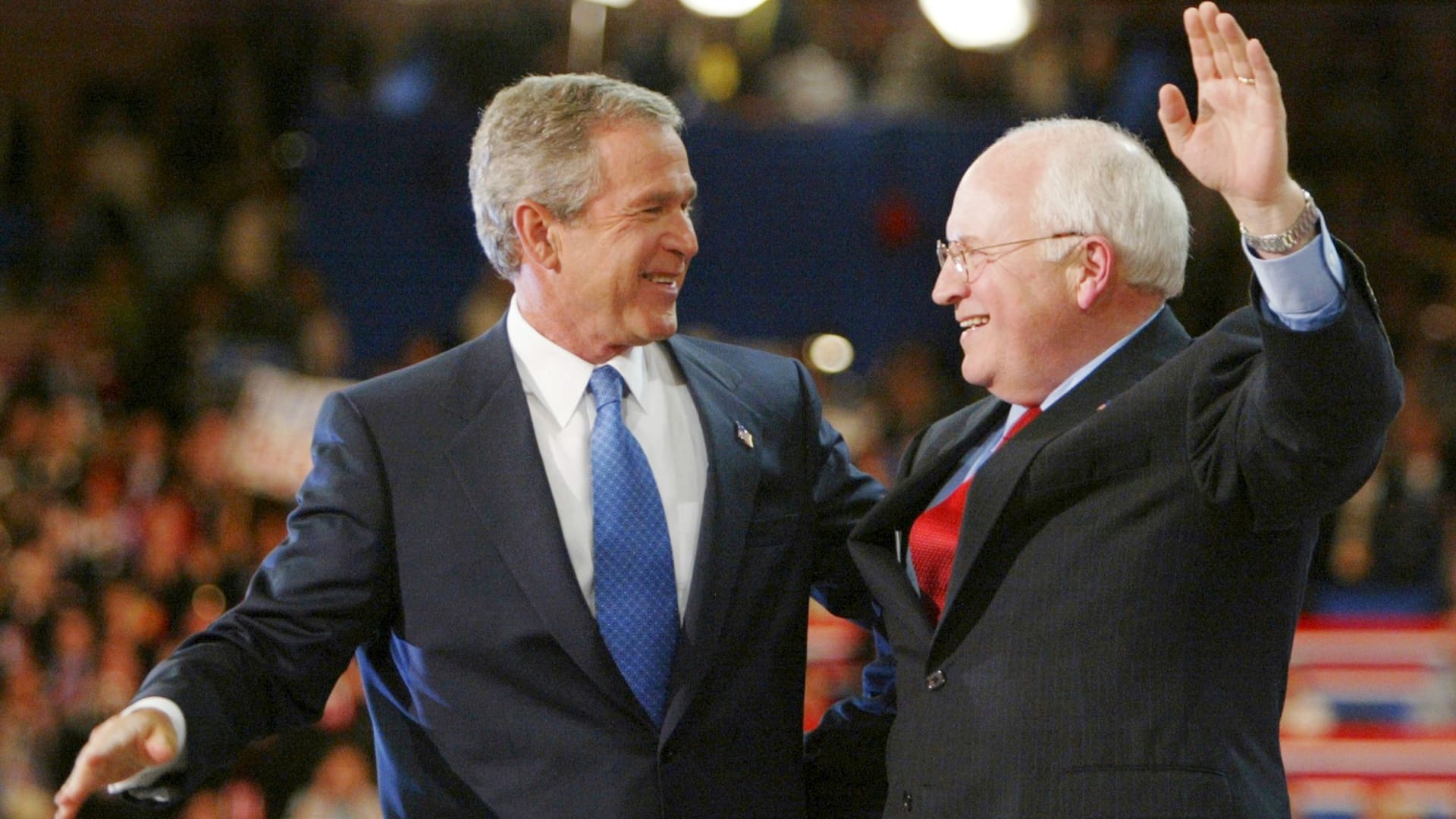 US-Präsident George W. Bush (l) und US-Vizepräsident Dick Cheney umarmen sich nach der Rede von Bush im Madison Square Garden.