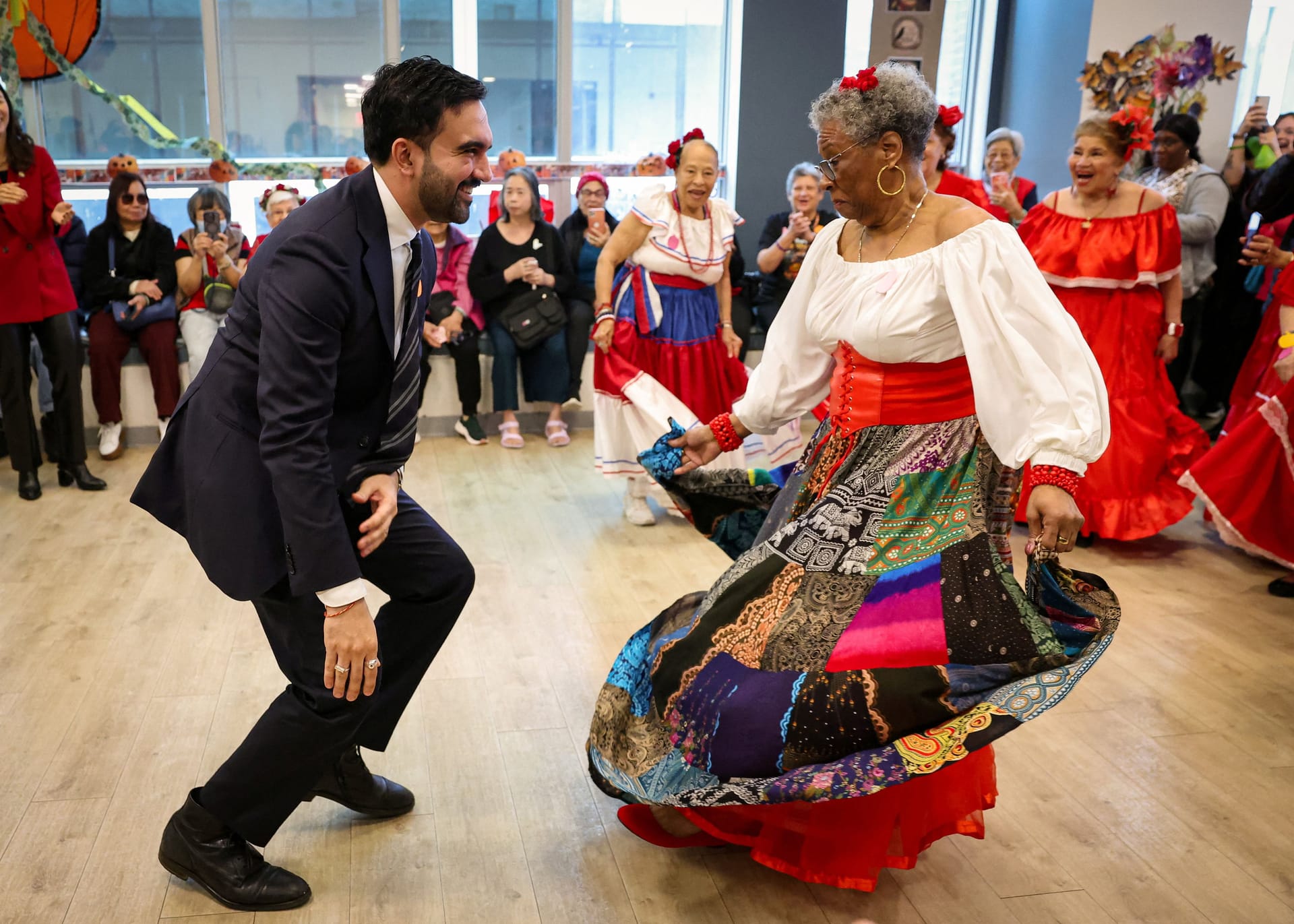 Mamdani beim Besuch eines Altenheims in Manhattans Lower East Side. Mamdani beim Besuch eines Altenheims in Manhattans Lower East Side.