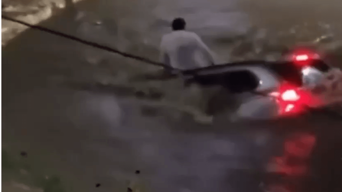 Brasilien: Wassermassen verschlucken Auto samt Fahrer