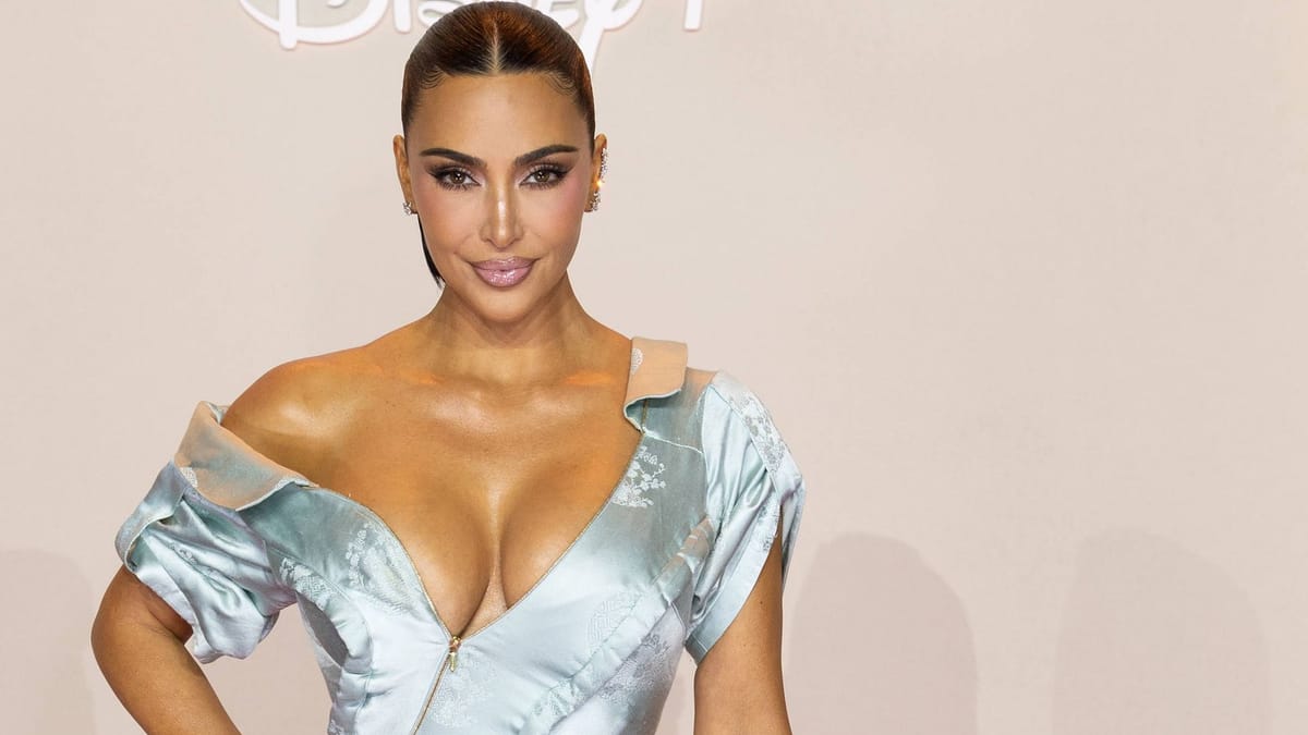 Kim Kardashian fotoğraf çekimi için çıplak poz verdi