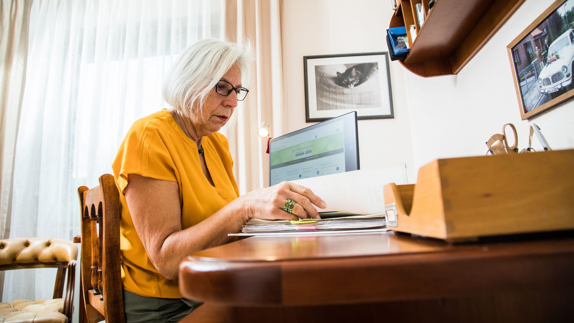 Rentnerin sichtet ihre Finanzen (Symbolbild): Bei der Rente gibt es im Dezember gleich zwei Änderungen. Rentnerin sichtet ihre Finanzen (Symbolbild): Bei der Rente gibt es im Dezember gleich zwei Änderungen.