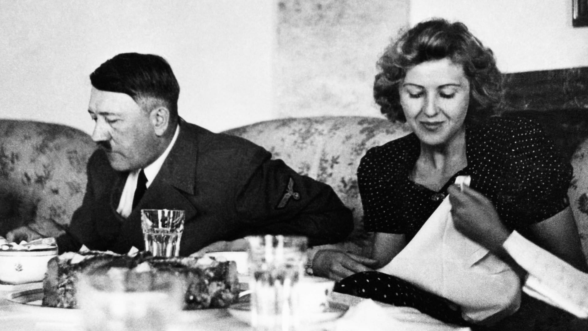 Adolf Hitler zusammen mit Eva Braun 1940. Wissenschaftler haben erstmals das mutmaßliche Erbgut Adolf Hitlers analysiert – gewonnen aus einem blutbefleckten Stoffstück aus dem Führerbunker. Adolf Hitler zusammen mit Eva Braun 1940. Wissenschaftler haben erstmals das mutmaßliche Erbgut Adolf Hitlers analysiert – gewonnen aus einem blutbefleckten Stoffstück aus dem Führerbunker.