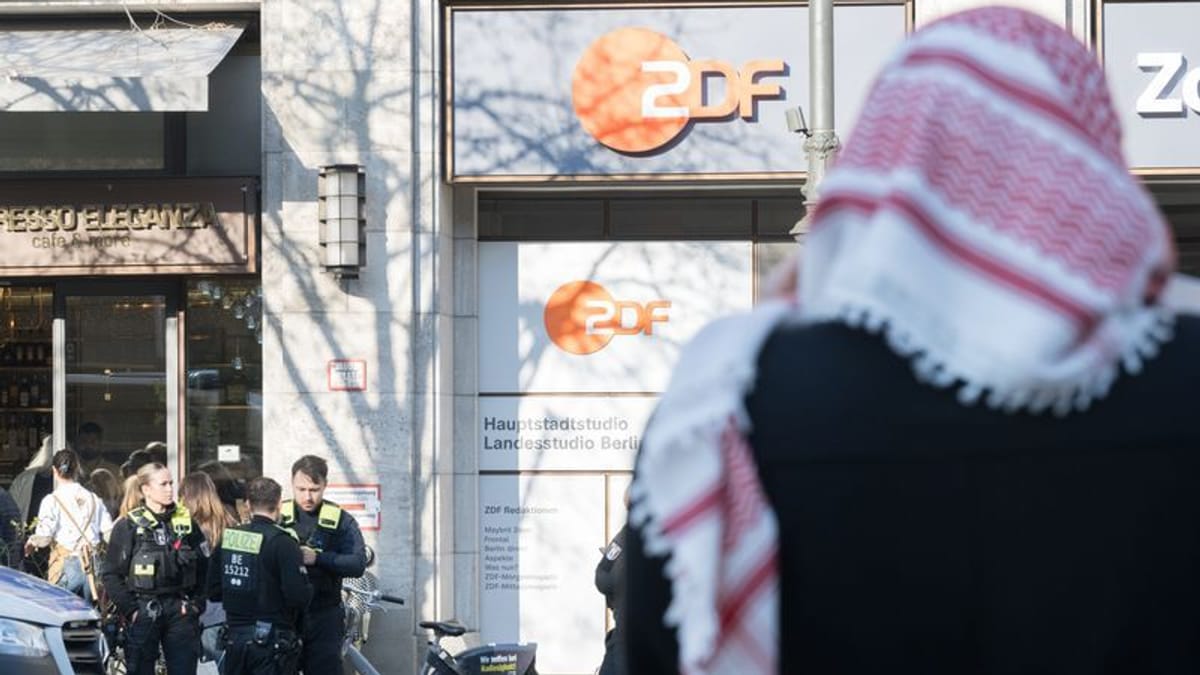 Berlin-Mitte: Pro-Palästina-Aktivisten dringen ins ZDF-Hauptstadtstudio ein