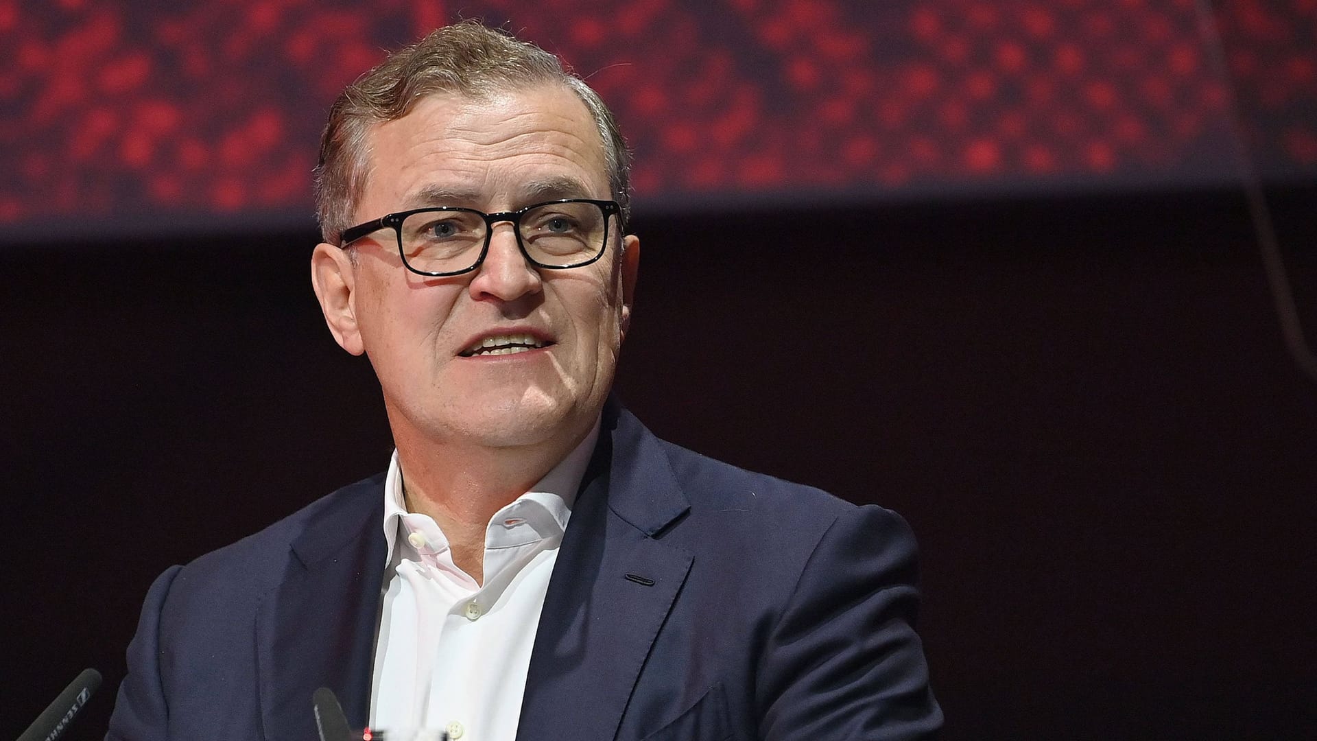 Jan-Christian Dreesen: Der Vorstandsvorsitzende des FC Bayern verteidigte einen Sponsor des Vereins. Jan-Christian Dreesen: Der Vorstandsvorsitzende des FC Bayern verteidigte einen Sponsor des Vereins.