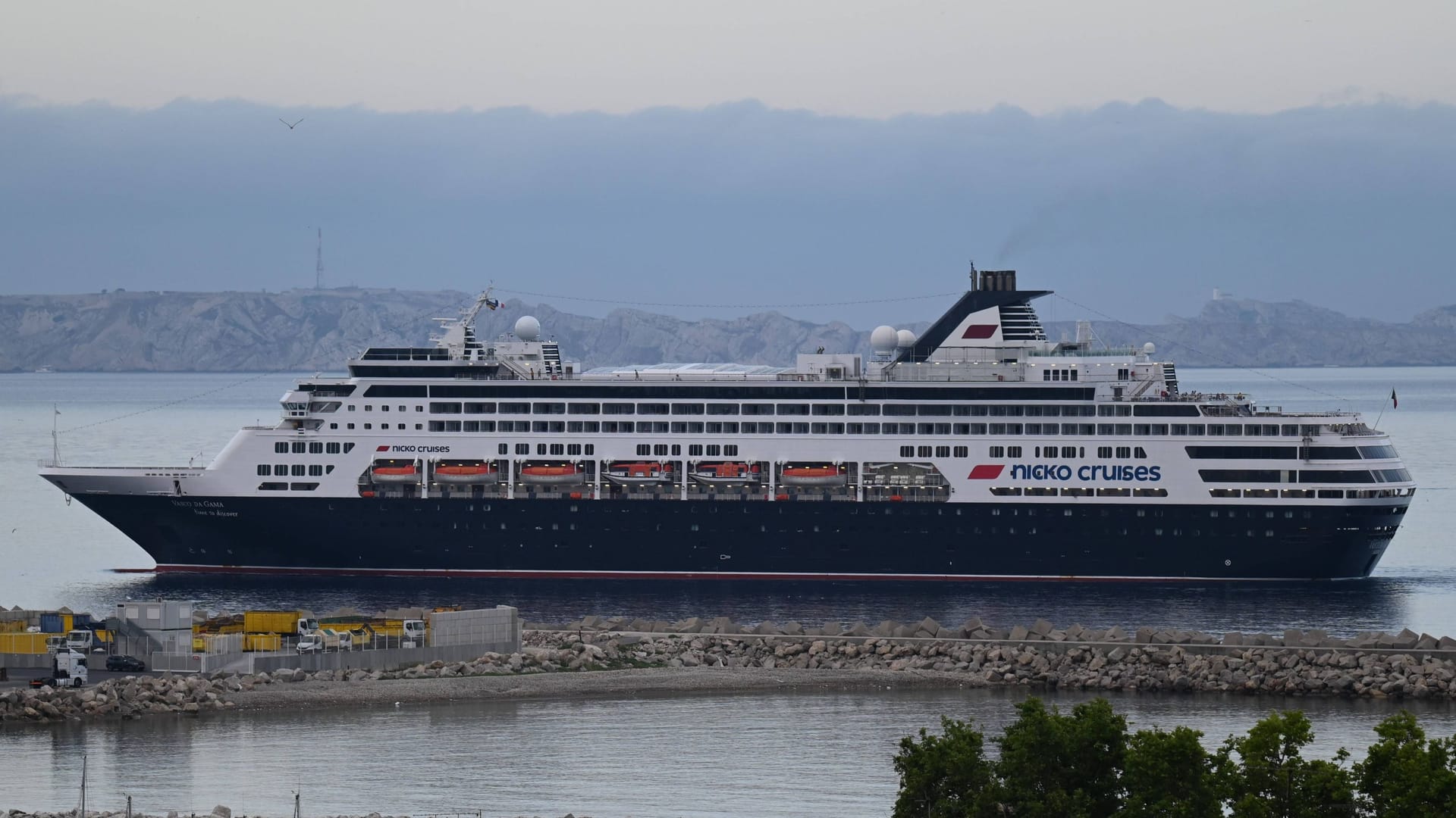 "Vasco Da Gama" (Archivbild): Das Schiff konnte den portugiesischen Hafen zunächst aufgrund eines Sturms nicht ansteuern. "Vasco Da Gama" (Archivbild): Das Schiff konnte den portugiesischen Hafen zunächst aufgrund eines Sturms nicht ansteuern.