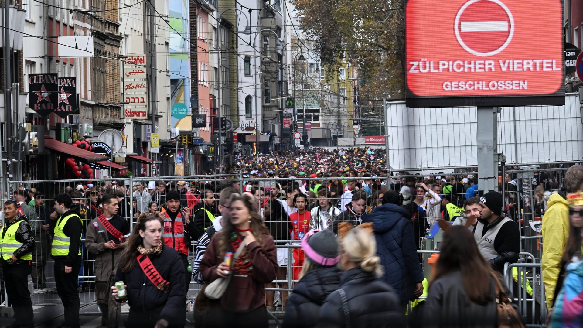 Der Zugang zum Zülpicher Viertel ist geschlossen: Kurzzeitig konnten die Feiernden nicht ins Kwartier Latäng, die Sicherheits aller Jecken war aber zu jeder Zeit gewährleistet.