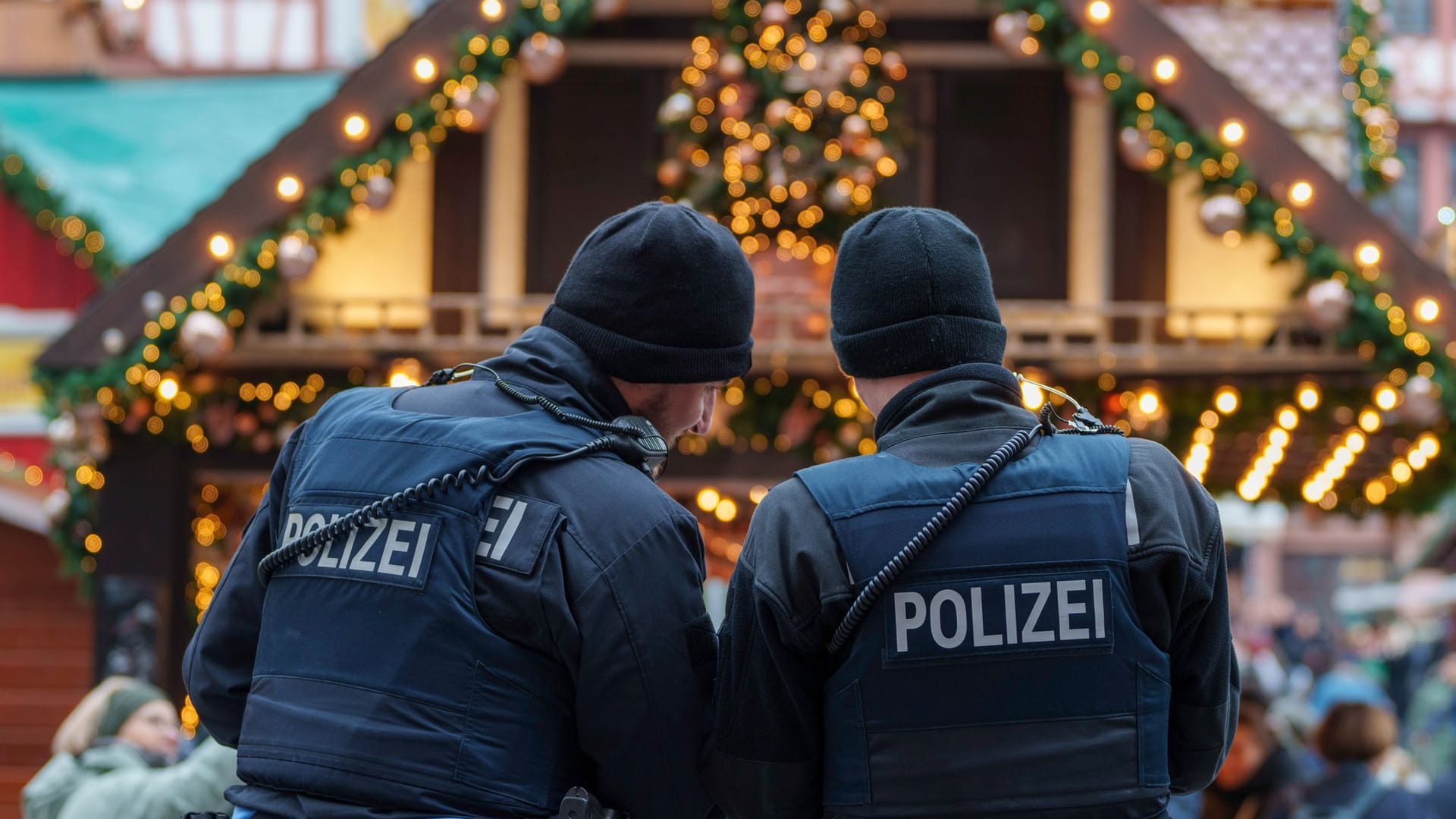 Polizei auf dem Weihnachtsmarkt Polizei auf dem Weihnachtsmarkt