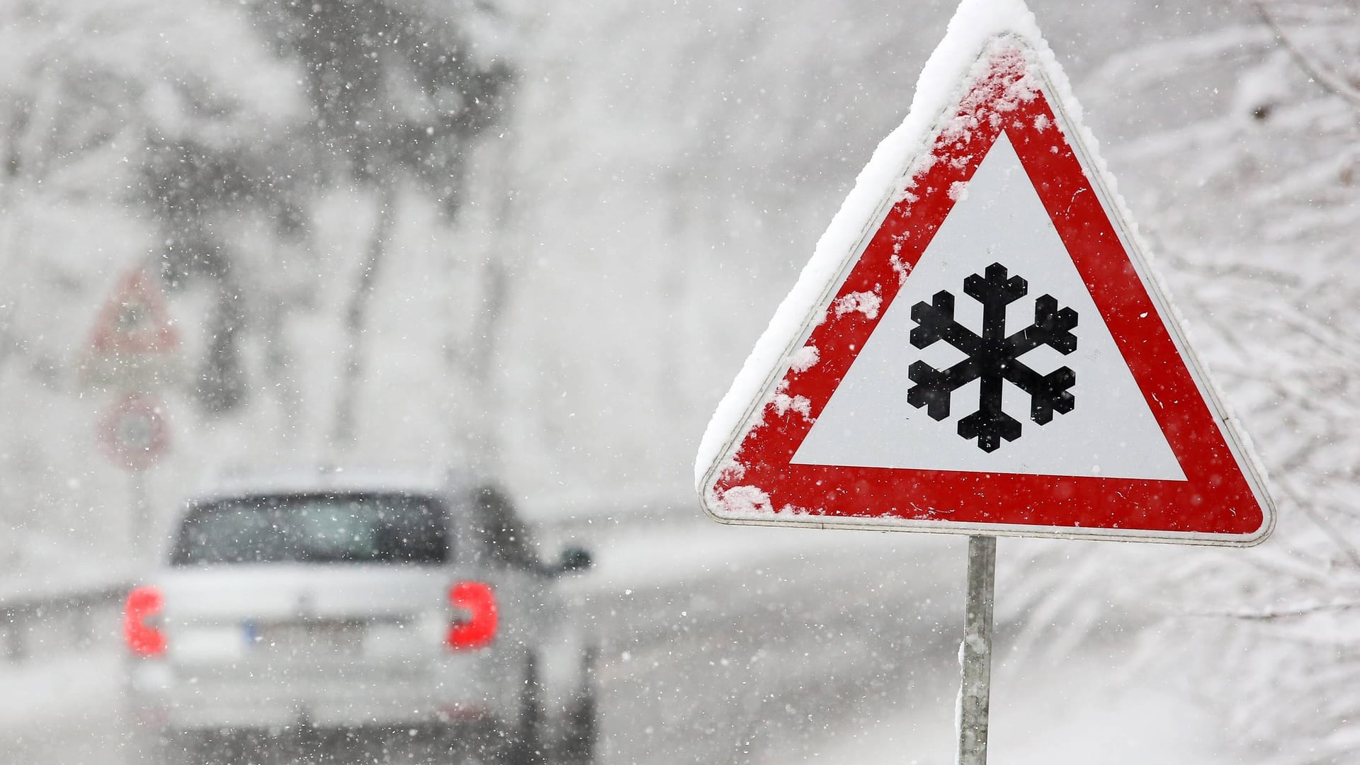 Ein Schild warnt vor Schneefall in Nordrhein-Westfalen (Archivbild): Am Wochenende droht in Köln und der Region Frost, dann kündigen sich neue Schneefälle an. Ein Schild warnt vor Schneefall in Nordrhein-Westfalen (Archivbild): Am Wochenende droht in Köln und der Region Frost, dann kündigen sich neue Schneefälle an.