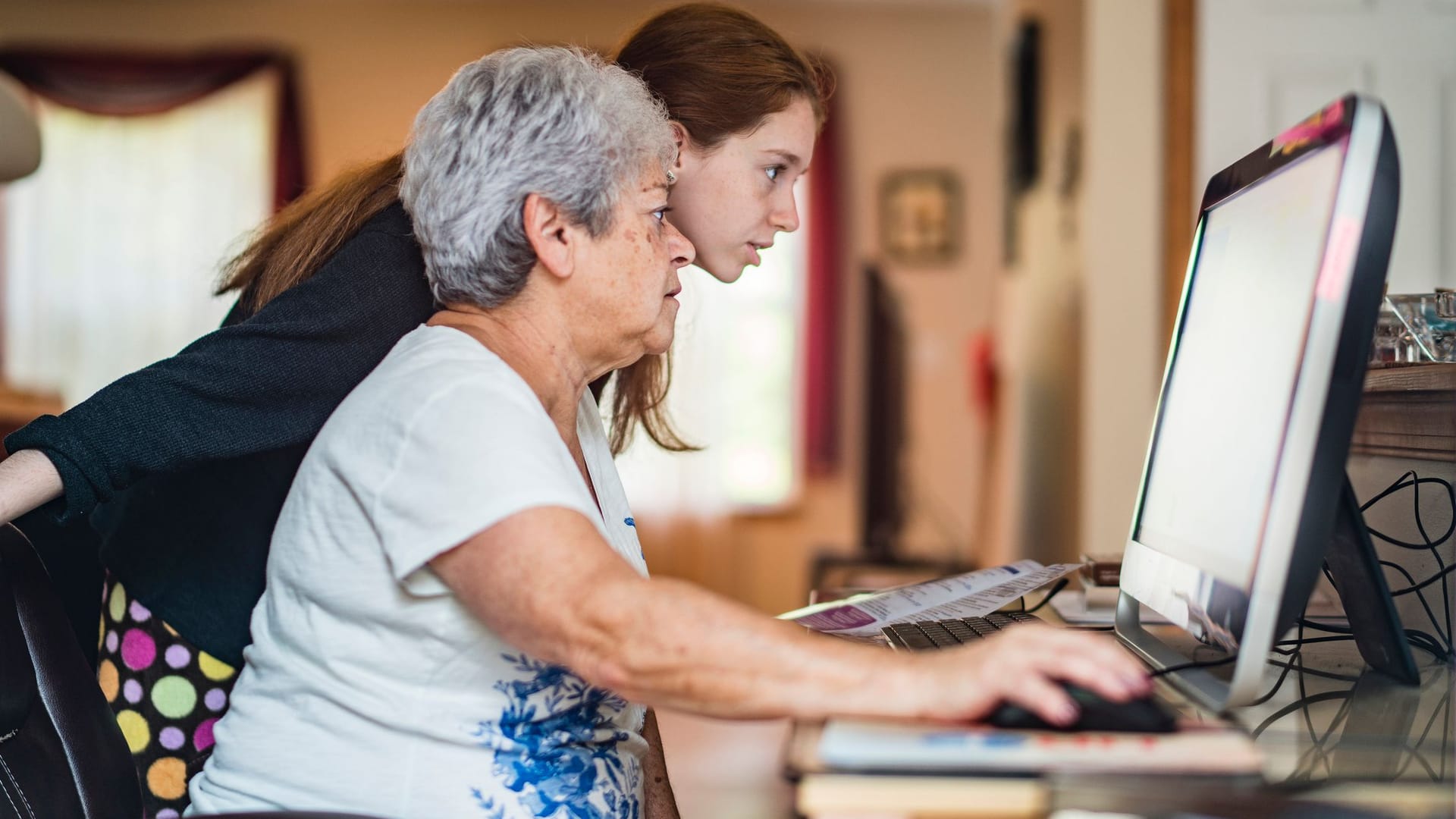 Ältere Frau mit Enkelin am Computer (Symbolbild): Online-Betrug trifft inzwischen Millionen Verbraucher in Deutschland, doch diese wehren sich kaum dagegen. Ältere Frau mit Enkelin am Computer (Symbolbild): Online-Betrug trifft inzwischen Millionen Verbraucher in Deutschland, doch diese wehren sich kaum dagegen.