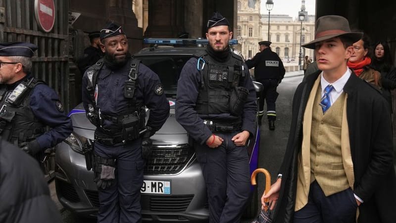 Kurz nach dem Louvre-Raub: Das Foto von Pedro Elias Garzon Delvaux mit Hut, Dreiteiler und Mantel ging viral. Kurz nach dem Louvre-Raub: Das Foto von Pedro Elias Garzon Delvaux mit Hut, Dreiteiler und Mantel ging viral.