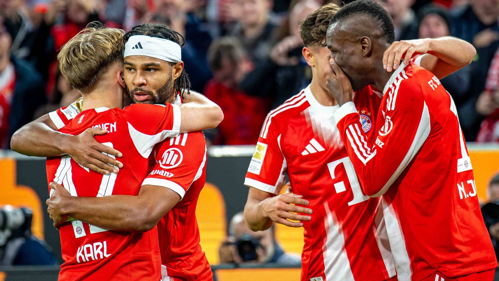 Bayerns Spieler feiern den Heimsieg gegen Leverkusen: Der Rekordmeister hat nach 9 Spielen 33 Tore und 4 Gegentore auf dem Konto. Bayerns Spieler feiern den Heimsieg gegen Leverkusen: Der Rekordmeister hat nach 9 Spielen 33 Tore und 4 Gegentore auf dem Konto.