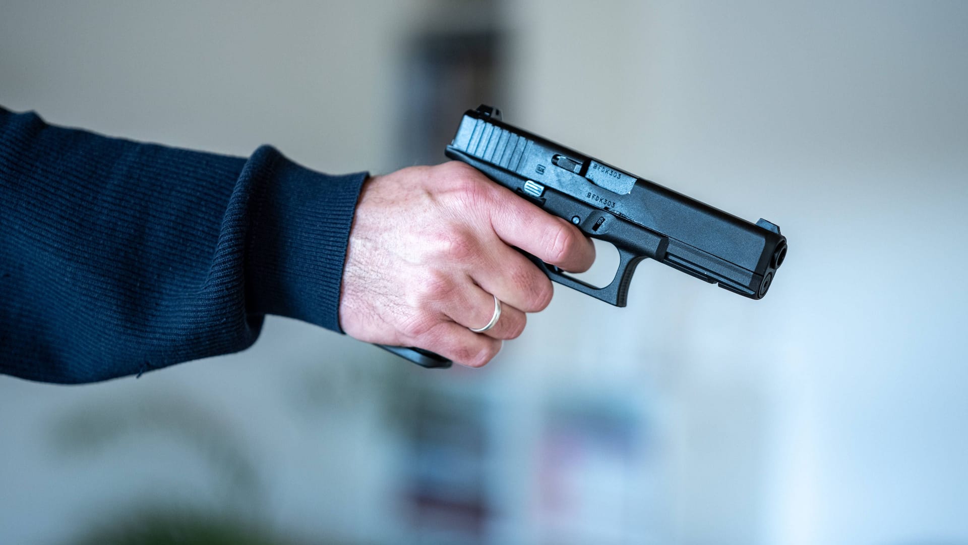 Mann mit Pistole (Archivbild): In Berlin hat es zuletzt mehrere Schussabgaben gegeben. Mann mit Pistole (Archivbild): In Berlin hat es zuletzt mehrere Schussabgaben gegeben.