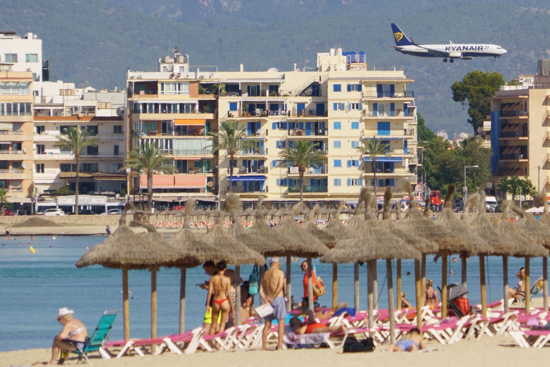 Ein Strand auf Mallorca: Die Balearische Insel verzeichnete zwar mehr Touristen insgesamt, aber weniger aus Deutschland.