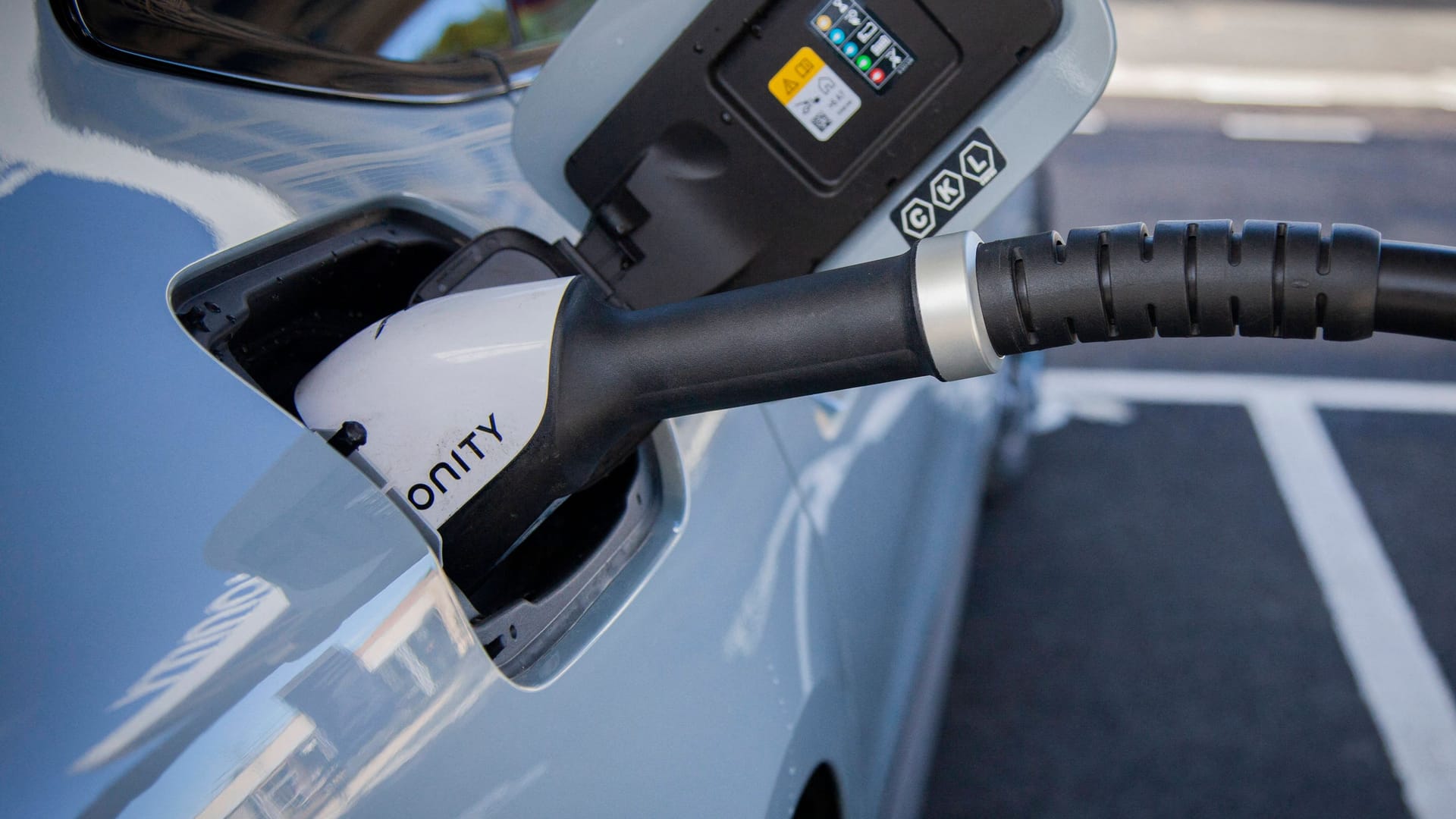 Zu wenige Säulen, lahme Leistung und fehlender Komfort: Das Laden an Autobahnen kommt nicht in Fahrt. Aus gutem Grund. Zu wenige Säulen, lahme Leistung und fehlender Komfort: Das Laden an Autobahnen kommt nicht in Fahrt. Aus gutem Grund.