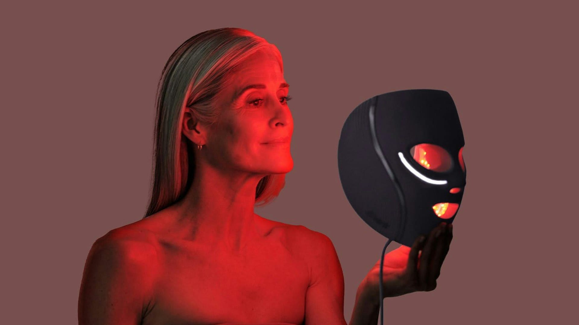 Laut Hersteller soll die CyroGlow-Maske das Hautbild mittels Lichttherapie in acht Wochen sichtbar verbessern .