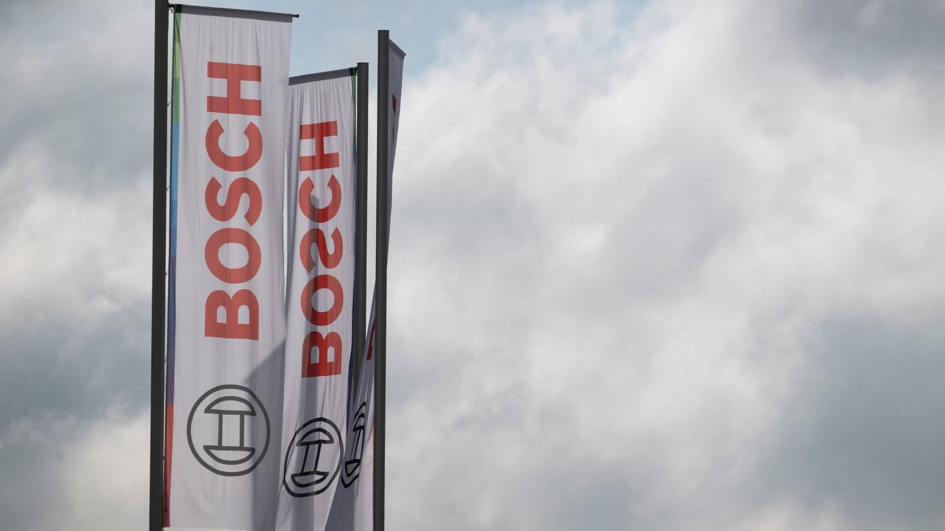 Bosch-Werk in Baden-Württemberg: Flaggen wehen auf dem Bosch-Forschungscampus in Renningen bei Stuttgart. Bosch-Werk in Baden-Württemberg: Flaggen wehen auf dem Bosch-Forschungscampus in Renningen bei Stuttgart.