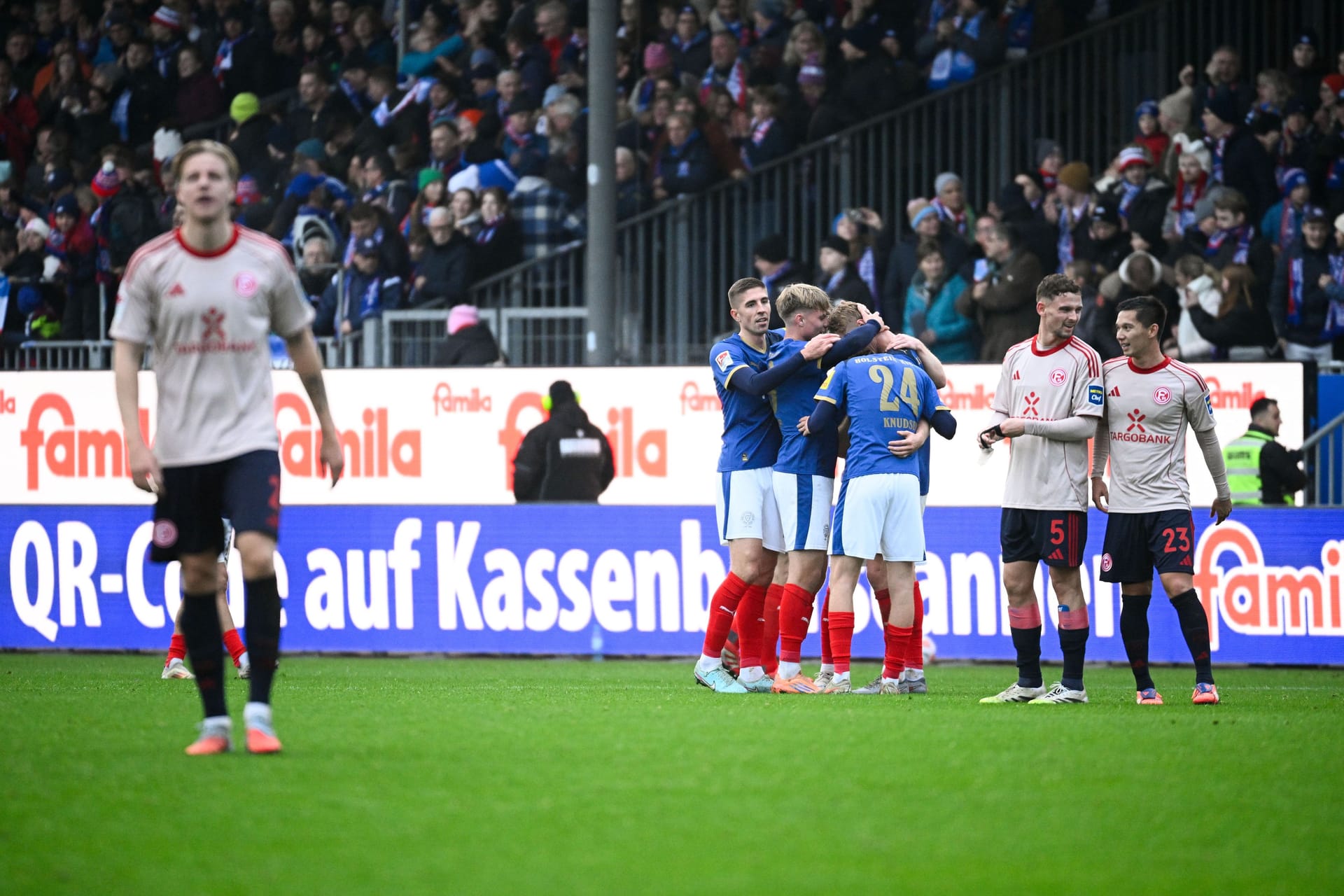 Kiels Spieler jubeln nach dem 1:0-Sieg. Für Fortuna Düsseldorf ist es eine erneute Pleite.