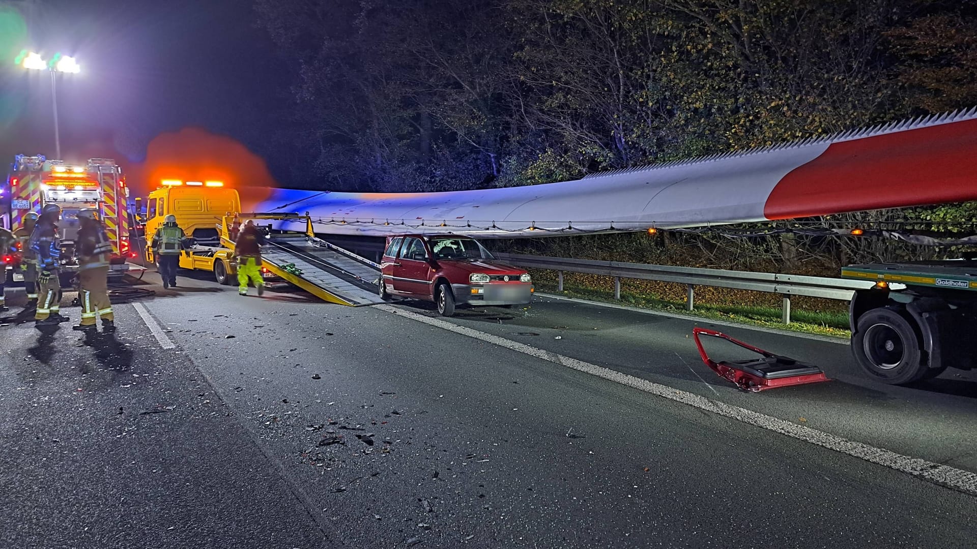 Der Schwertransporter mit dem Rotorblatt auf der A43: Ein Auto wurde von der tonnenschweren Ladung eingeklemmt. Der Schwertransporter mit dem Rotorblatt auf der A43: Ein Auto wurde von der tonnenschweren Ladung eingeklemmt.