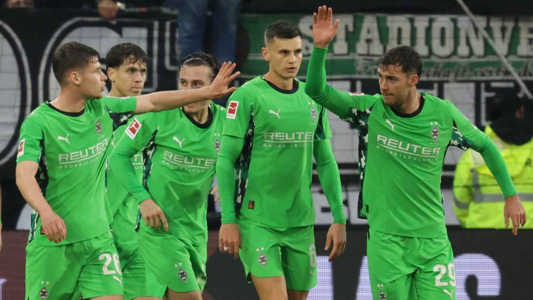 Gladbachs Spieler feiern den Führungstreffer in Hamburg.