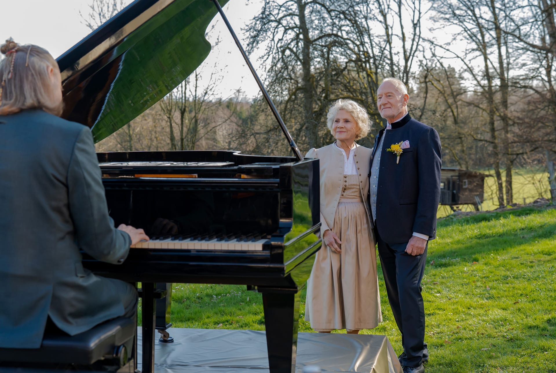 In einer seiner letzten Folgen spielt Dr. Niederbühl den Sonnbichlers sein Lied am Flügel vor.