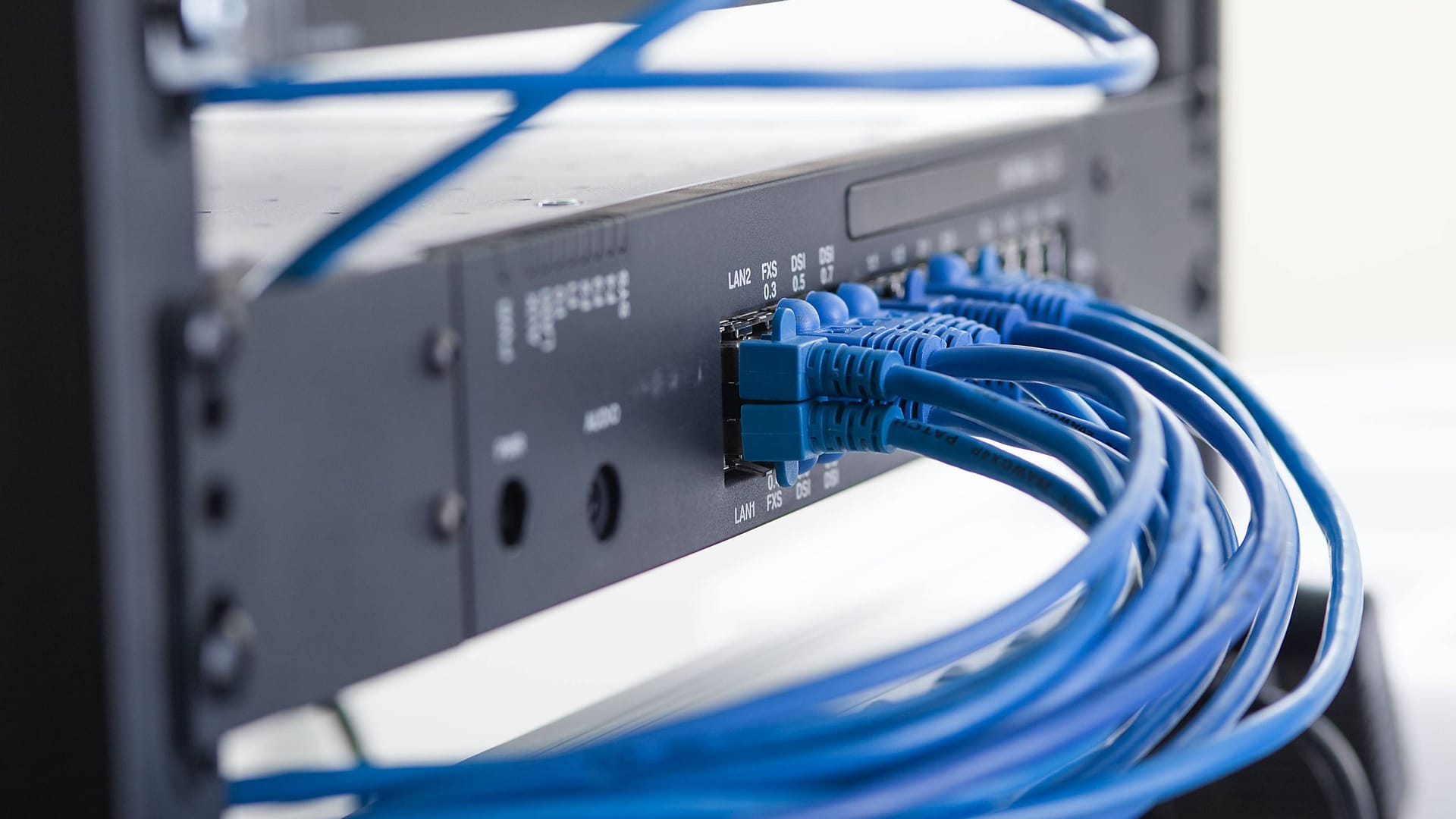 Kabel an einem Verteiler (Symbolbild): Neben dem Standort in Bayern hat das Unternehmen auch noch einen in Sachsen.