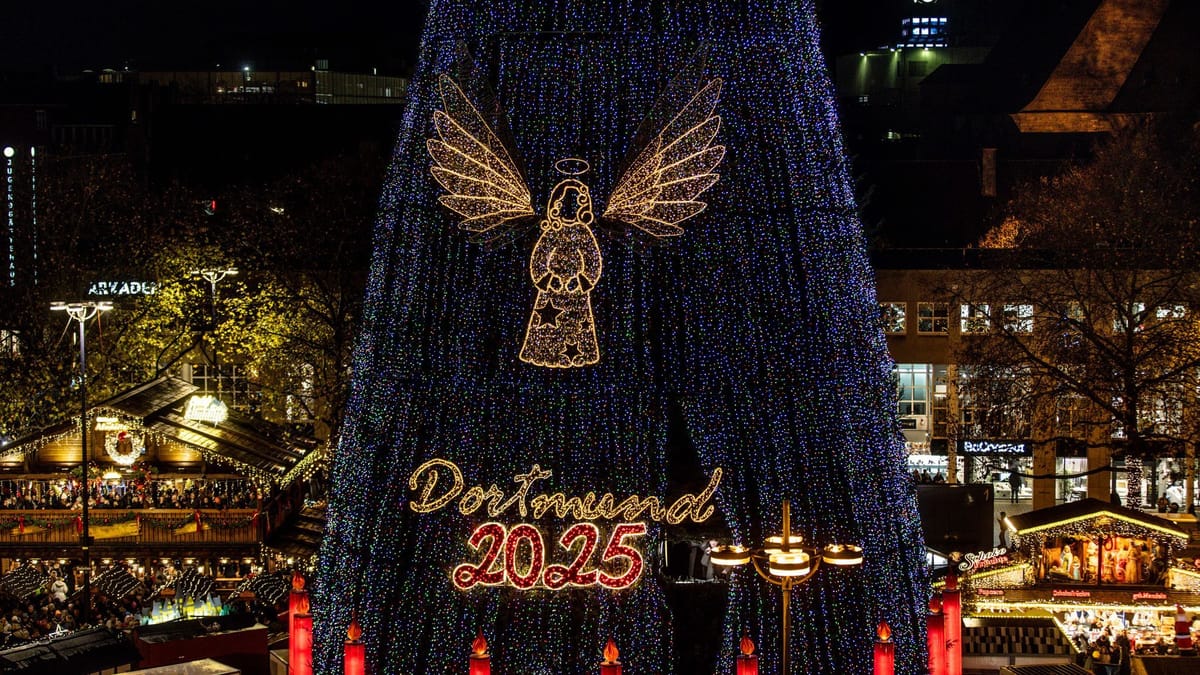 XXL-Weihnachtsbaum in Dortmund leuchtet