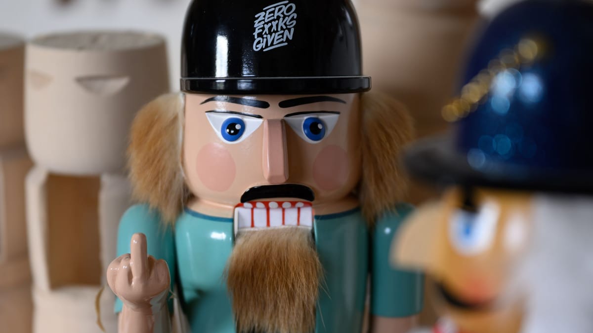 Stinkefinger-Nussknacker kämpft gegen Billig-Kopien