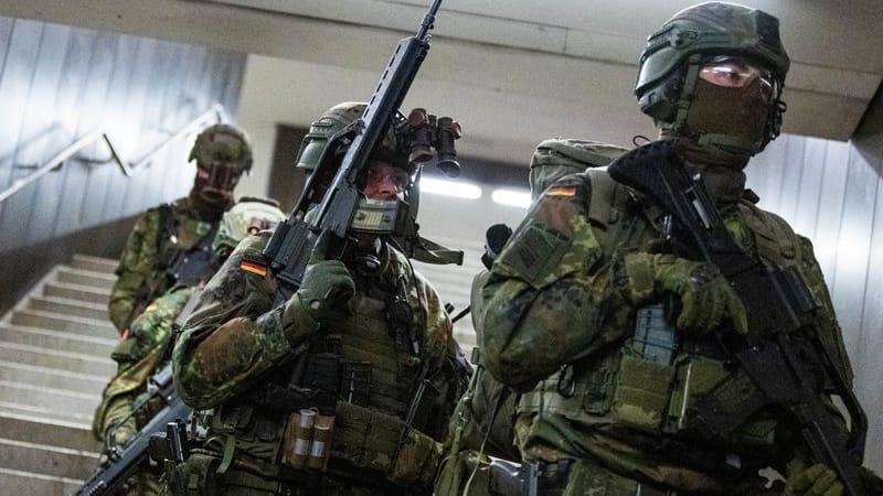 Bei der Übung "Operation "Bollwerk Bärlin" der Bundeswehr kommen Bundeswehrsoldaten im U-Bahnhof Jungfernheide an: Das Ausbildungsszenario findet im Übungstunnel an der U-Bahn-Station Jungfernheide statt. Bei der Übung "Operation "Bollwerk Bärlin" der Bundeswehr kommen Bundeswehrsoldaten im U-Bahnhof Jungfernheide an: Das Ausbildungsszenario findet im Übungstunnel an der U-Bahn-Station Jungfernheide statt.