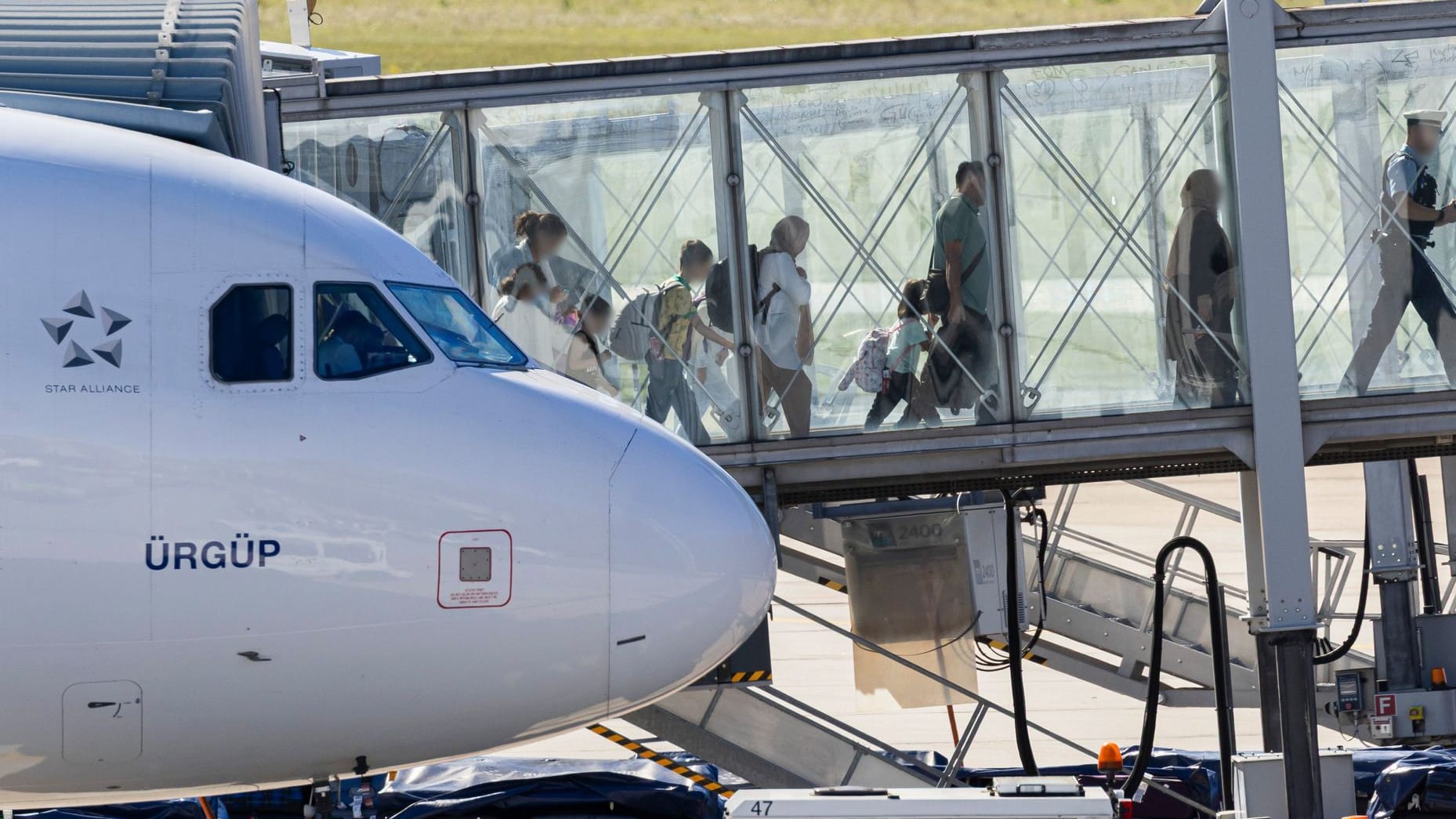 Flugzeug mit Afghanen in Hannover: Viele von ihnen blicken in eine ungewisse Zukunft. Flugzeug mit Afghanen in Hannover: Viele von ihnen blicken in eine ungewisse Zukunft.