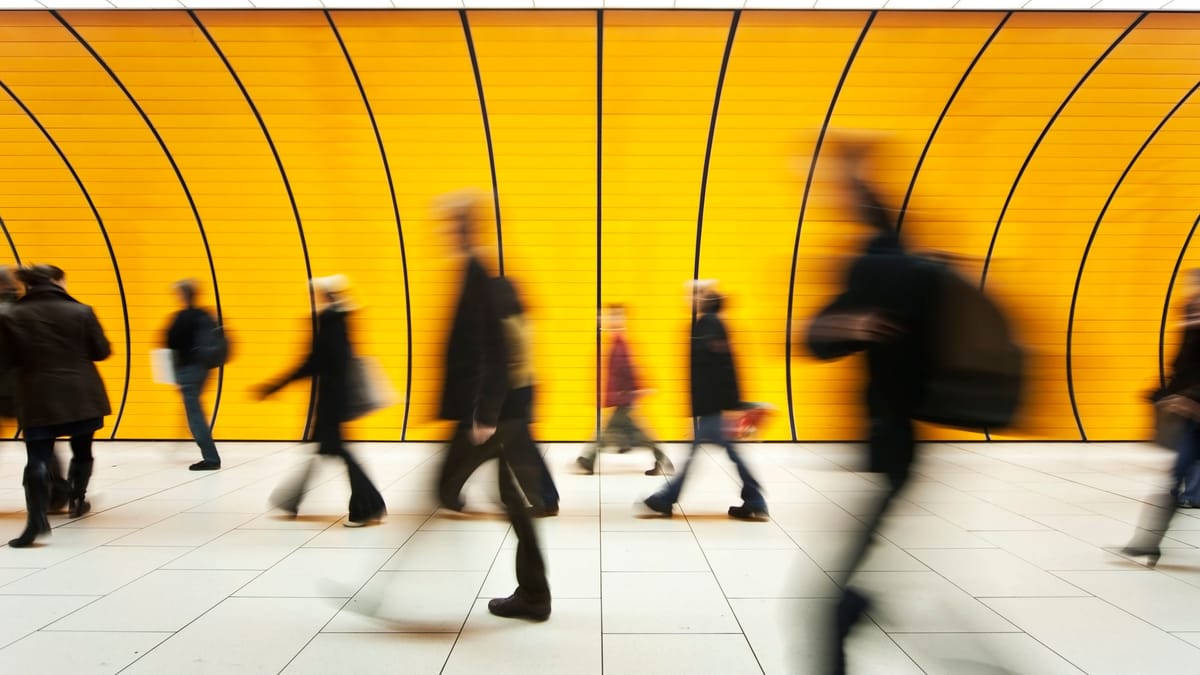 Bystander-Effekt: Warum alle zuschauen, aber keiner hilft