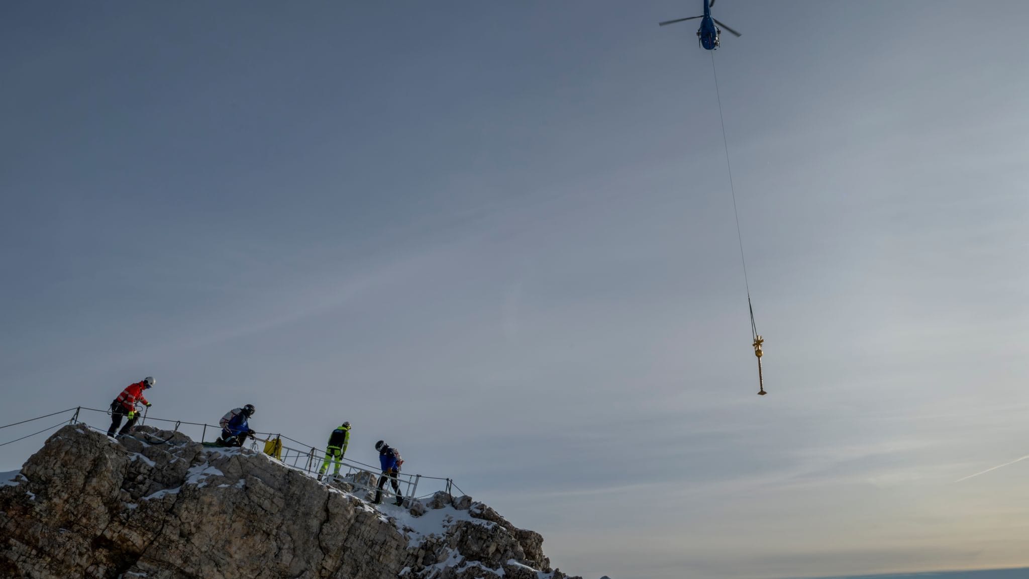 Zugspitz-Gipfelkreuz wird ins Tal geflogen und restauriert